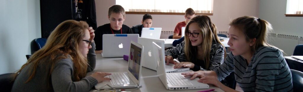 studentsworkingoncomputers